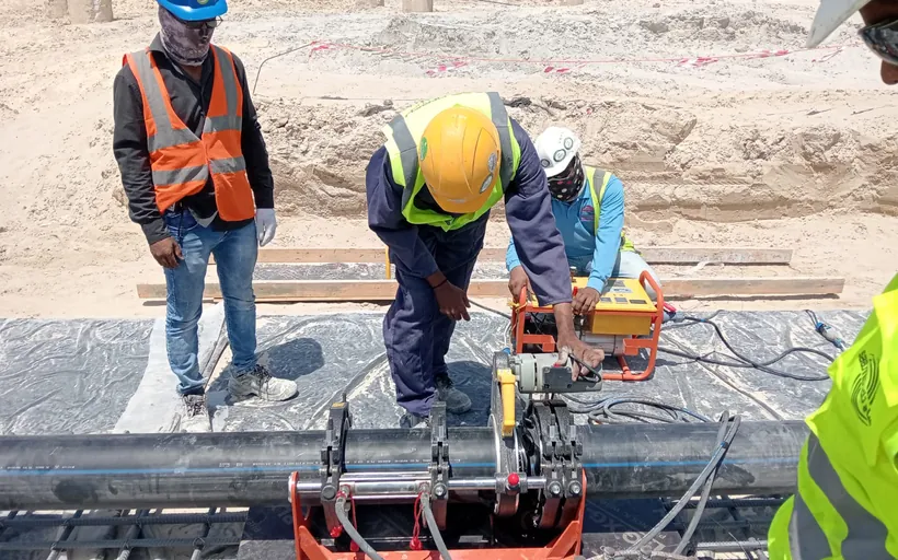 SAAJTECH butt fusion crew operating a hydraulic fusion machine on an HDPE pipeline in Bahrain
