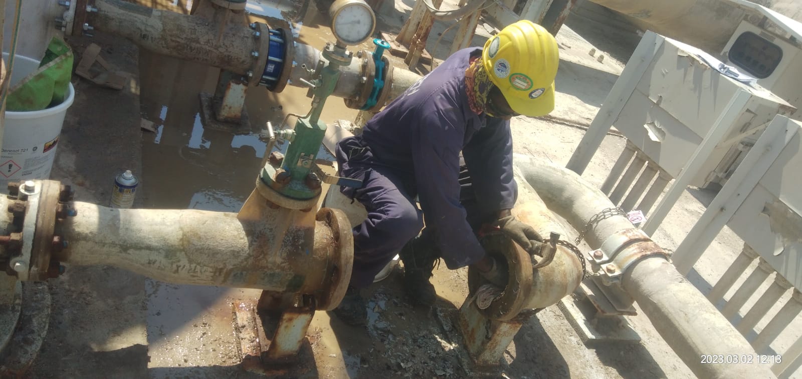 Seawater intake pump line valve replacement at Alezzel